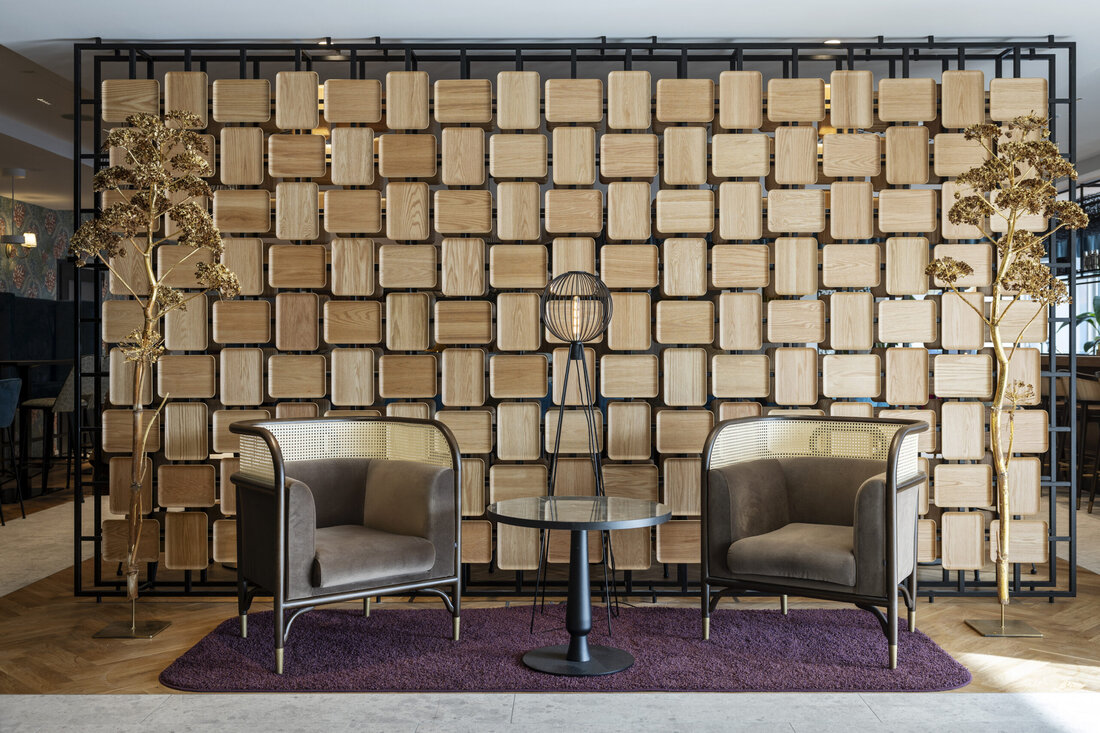 In einem neu eröffneten Hotel zieht sich das Wiener Geflecht als Design-Leitmotiv durch das ganze Haus. Es findet sich traditionell in den Sitzmöbeln und wird zudem im Großformat als Betthaupt oder halbtransparente Trennwand interpretiert.