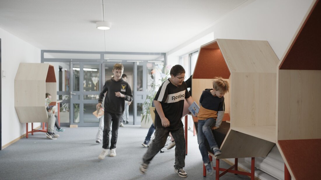 Wie muss Schule in der Zukunft aussehen? Eine Antwort darauf liefert Trend Interior mit seinem Schulmöbelkonzept Takerspace, gefertigt aus Egger-Holzwerkstoffen.