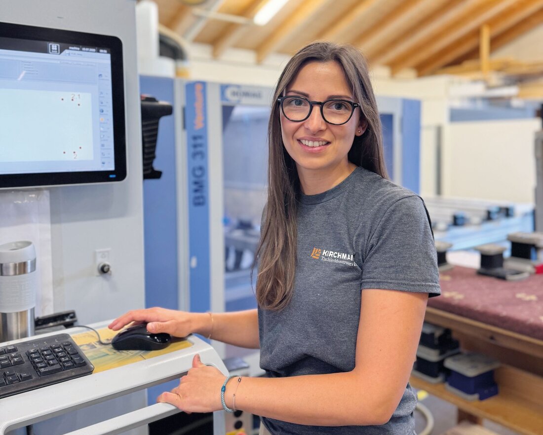 Sie ist erst spät ins Tischlerhandwerk eingestiegen. Umso mehr liebt sie den Umgang mit dem Werkstoff Holz – und kann ihre Leidenschaft in der Tischlerei Kirchmair in Tirol voll ausleben.