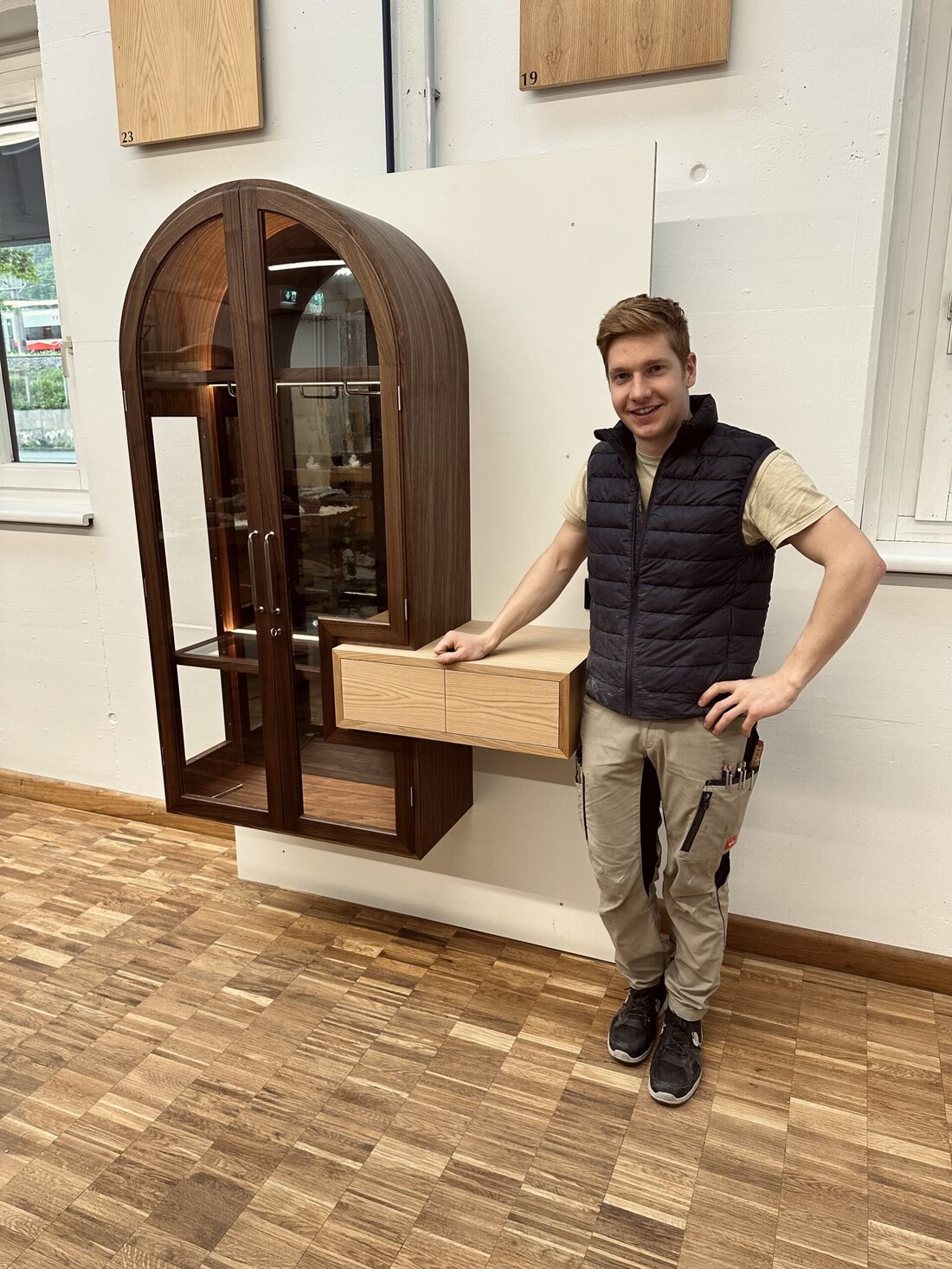 Das aufwändig verarbeitete Meisterstück des Tirolers Mark Lukas stellt eine optische Verbindung zwischen Tradition und Moderne her. Entscheidende Inspirationen fand er durch aufmerksame Beobachtungen in Alltag.