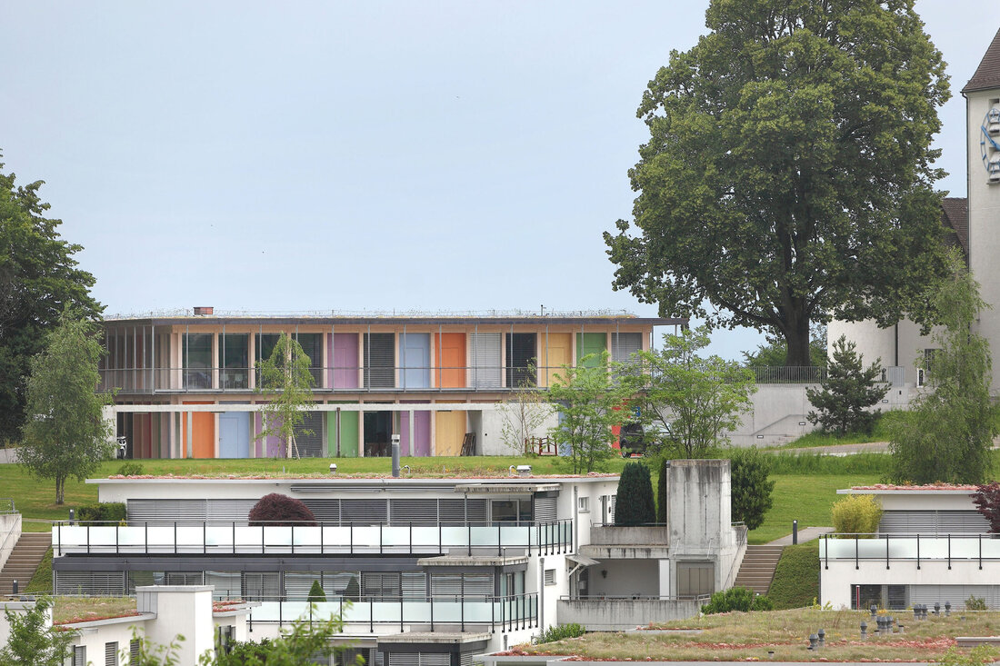 Wodurch wird ein Lack oder eine Holzlasur nachhaltig? Und welche Rolle spielt die Beschichtung für umweltschonendes Bauens? Rainer Troppmair, Entwicklungs-Leiter für Fenster- und Bautenlacke bei Adler, weiß die Antworten.