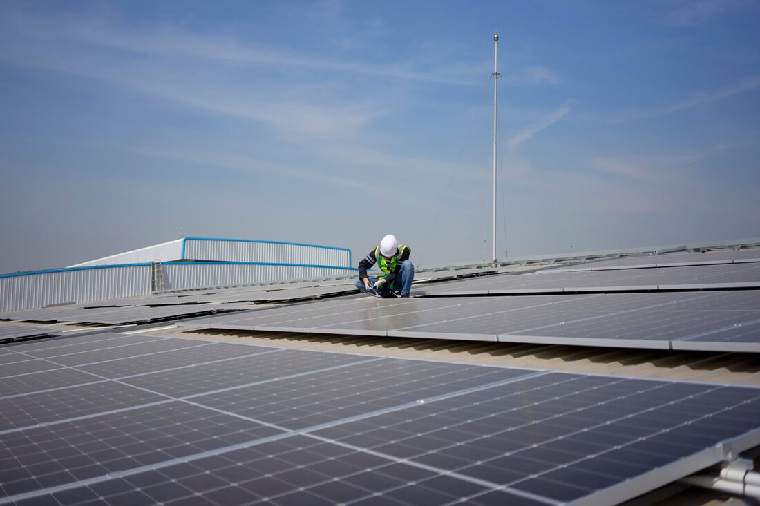 Das geförderte Forschungsprojekt „WattsOK?“ kombiniert Künstliche Intelligenz (KI), optische Inspektion und Robotik, um eine automatisierte Qualitätsprüfung gebrauchter Photovoltaik-Module zu ermöglichen.