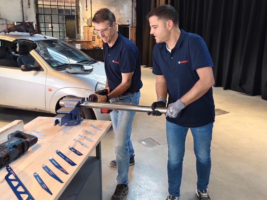 Bosch erweitert seine Top-Leistungsklasse Expert um seine leistungsstärkste Akku-Säbelsäge Expert EXSA18V-32. Diese liefert mit ihrem bürstenlosen Biturbo-Hochleistungsmotor die äquivalente Leistung wie ein kabelgebundenes 1.300-Watt-Gerät und trennt fast mühelos Metall.