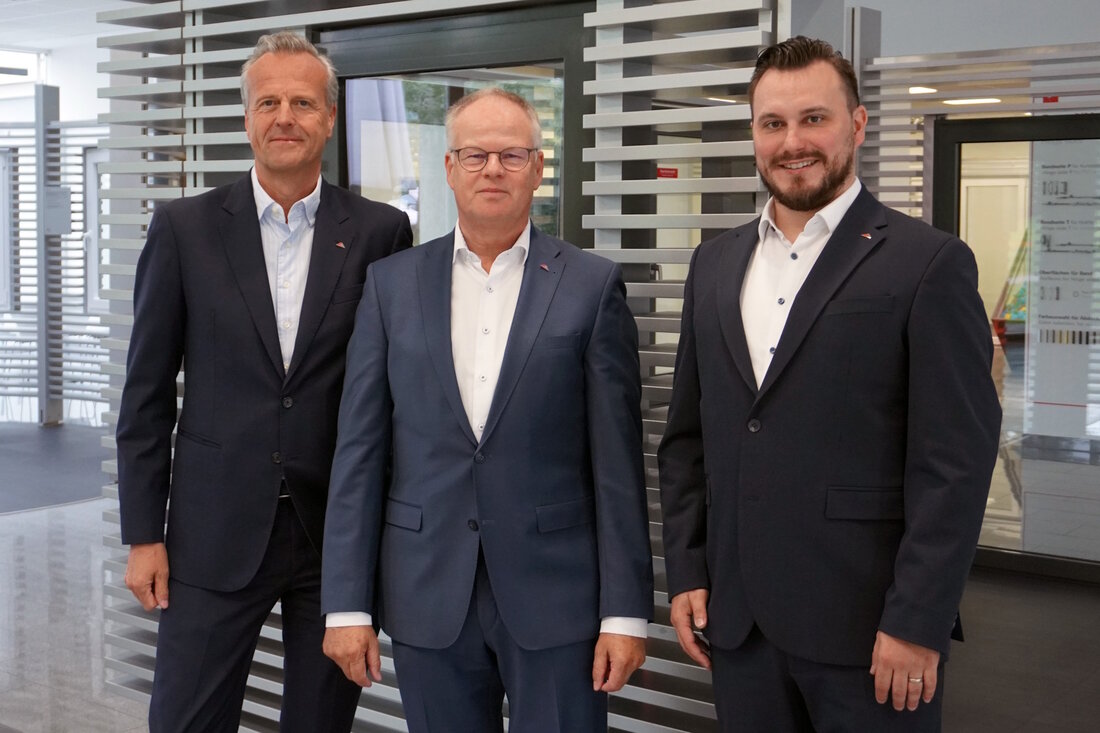 Zum 1. Januar 2026 übernimmt Sebastian Wagner die Leitung des Geschäftsgebiets DACH sowie die Geschäftsführung des Roto Frank FTT Vertriebs. Volker Fitschen geht nach 33 Jahren zum Jahreswechsel in den Ruhestand.