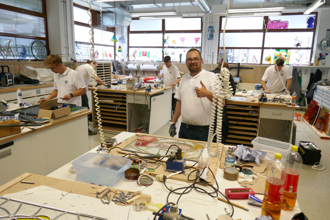 Am 7. Jänner 2026 startet in der Glasfachschule Kramsach der Vorbereitungskurs für die Meisterprüfung im nächsten Jahr. Die Teilnehmer*innen erwartet eine spannende, abwechslungsreiche Ausbildung.