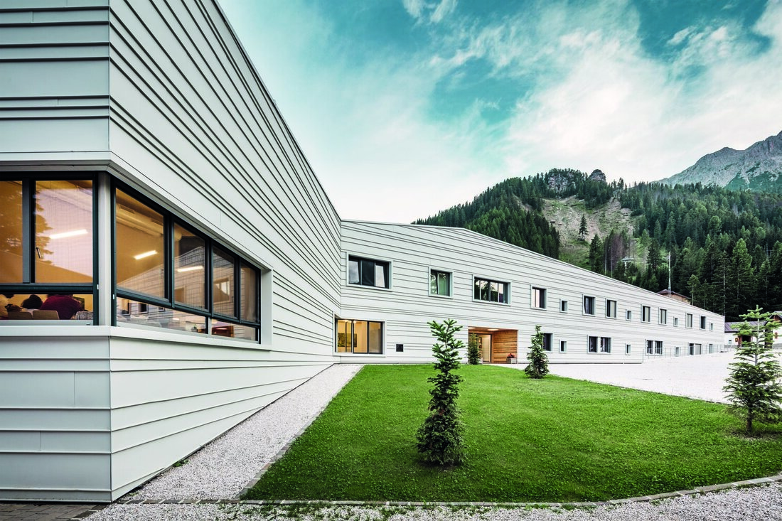 Die vier Neubauten des Logistik- und Übungszentrums Villaggio Alpino Tempesti zeigen, wie sich militärische Architektur zeitgemäß und sympathisch gestalten lässt.