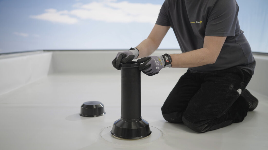 Dominic Kortenbusch von der Anwendungstechnik zeigt, wie einfach eine professionelle Entwässerung und Lüftung flacher Dächer montiert werden kann.