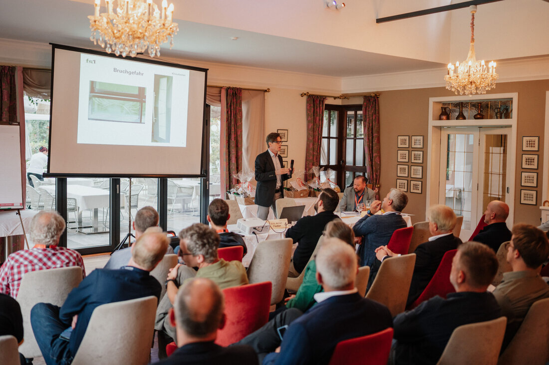 Unter dem Motto „Back to the Roots“ fand vom 25. bis 27. September 2025 das 19. Symposium für Sachverständige des Glaserhandwerks statt. 